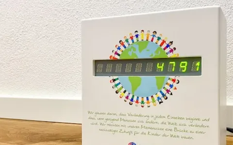 Clock-of-Change-Gerät mit 16-Segment-Display