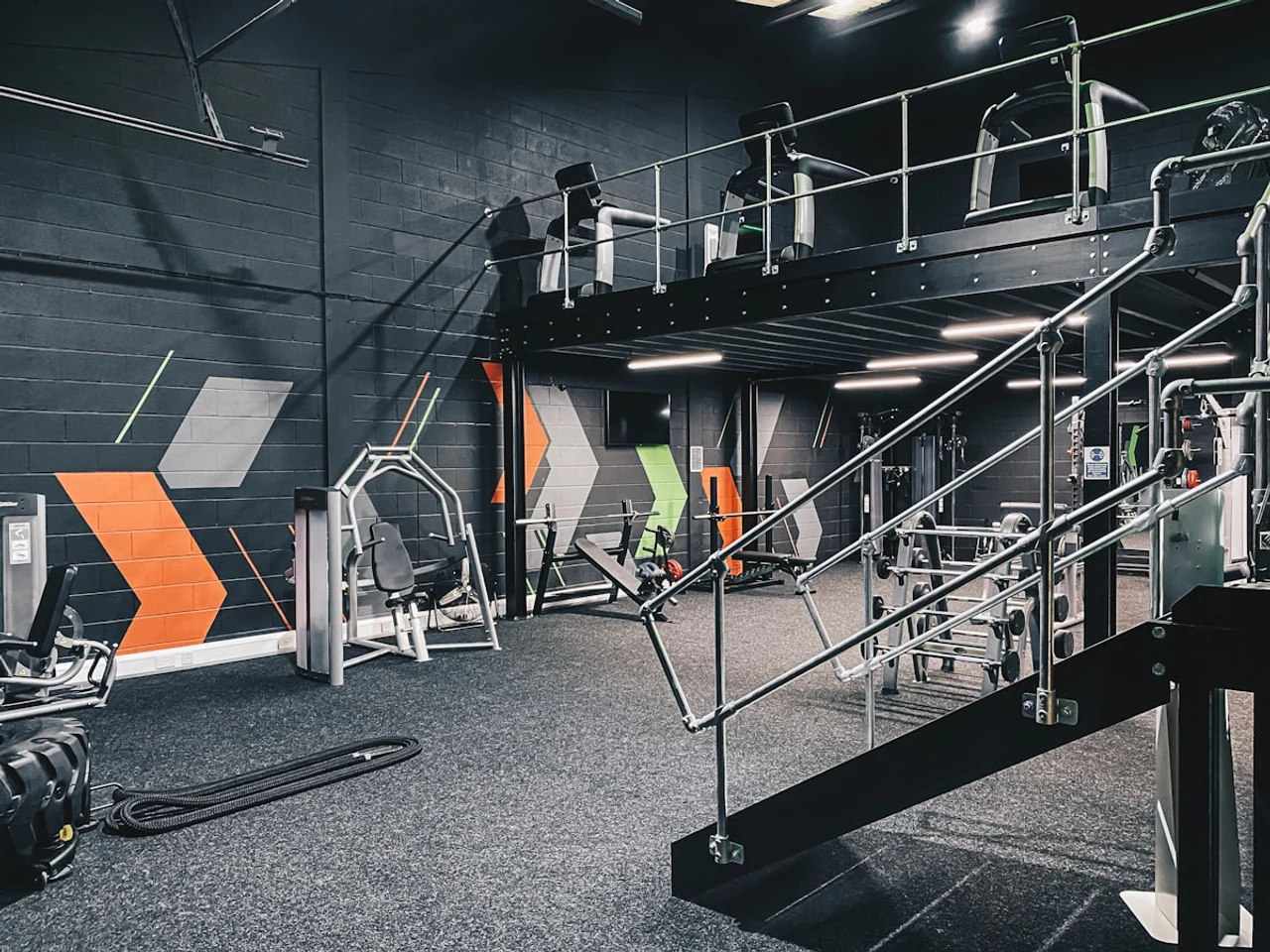 Smart-TV-Bildschirm mit digitalem Trainingsassistent in einem Fitnessstudio