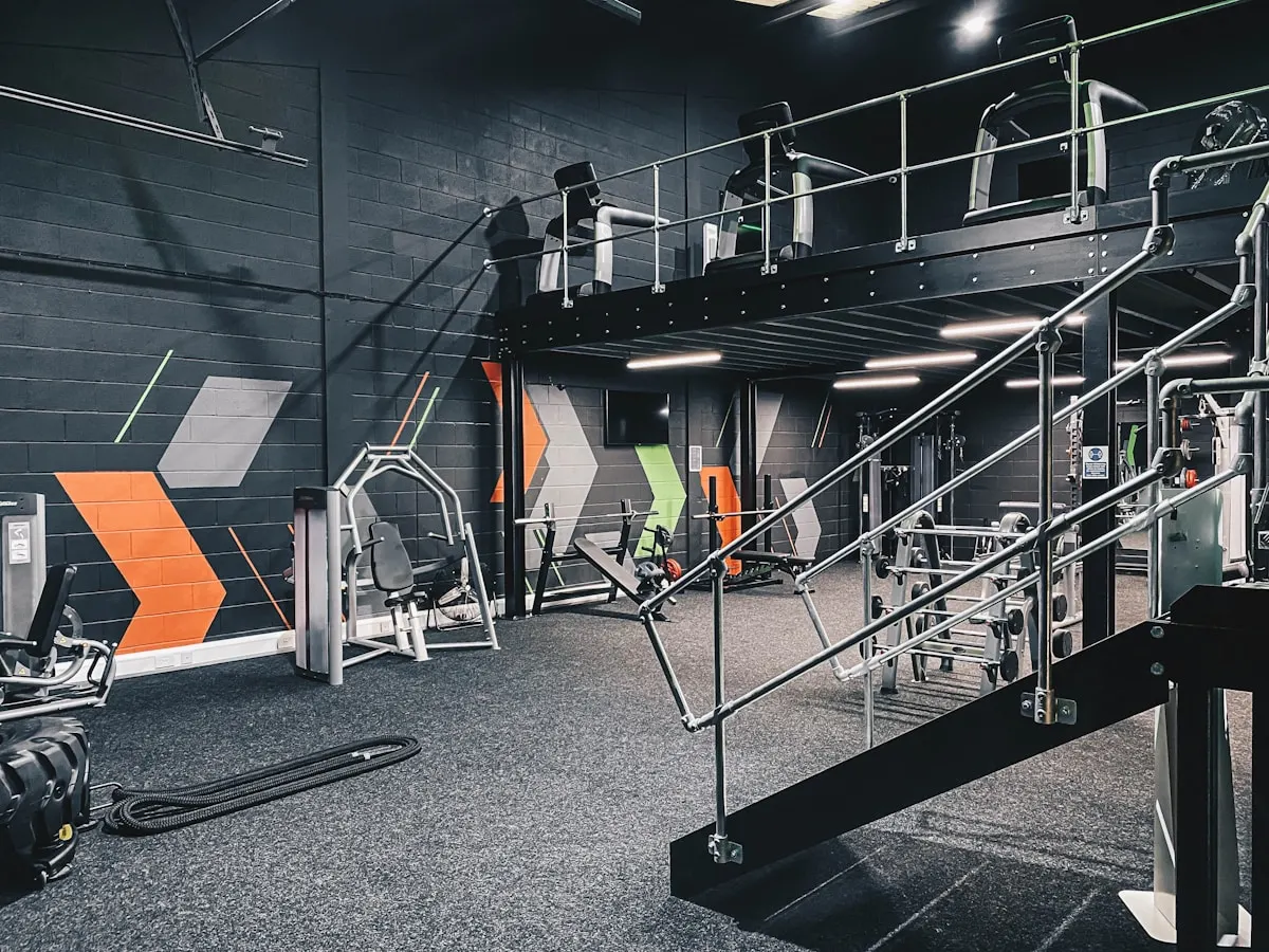 Smart-TV-Bildschirm mit digitalem Trainingsassistent in einem Fitnessstudio